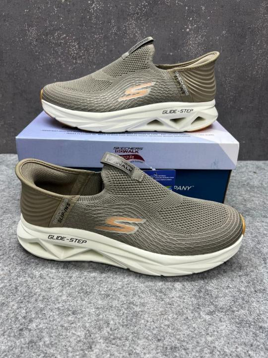 SKCHR. Slip In Glide Step Beige White