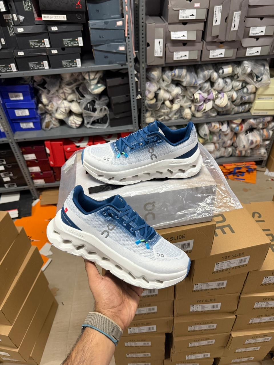 ON. Running Cloud Tilt ‘’ Ivory Tempest ‘’