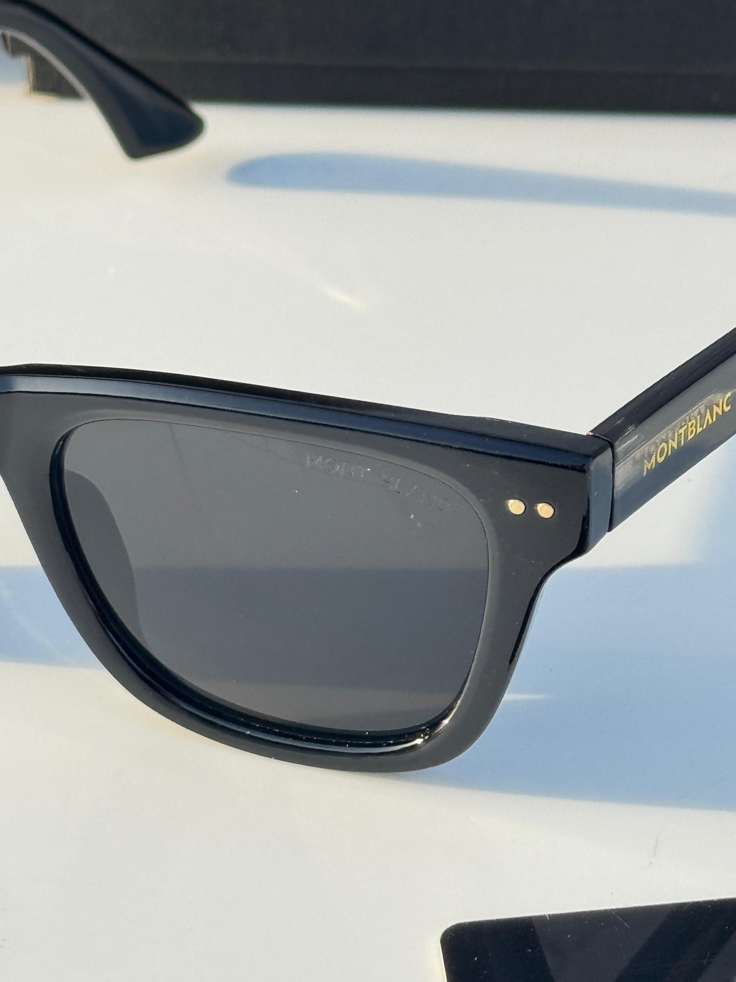 MB.254 Black / White Black
