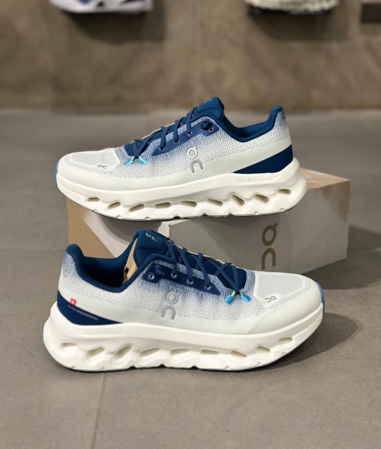 ON. Running Cloud Tilt ‘’ Ivory Tempest ‘’