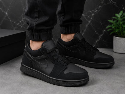 NK. Air Jordan 1 Low Triple Black