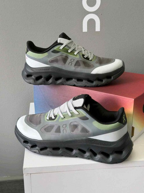 ON. Cloudtilt Remix Olive Grey