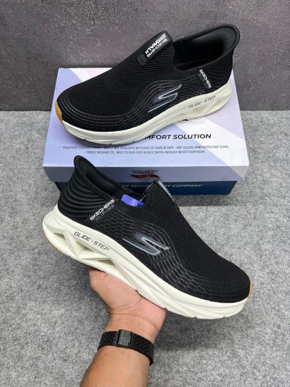 SKCHR. Slip In Glide Step Black White