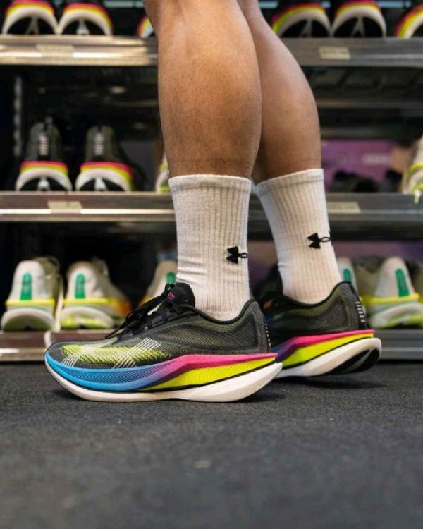 UNDARM. Velocity Elite 3 Running Shoe